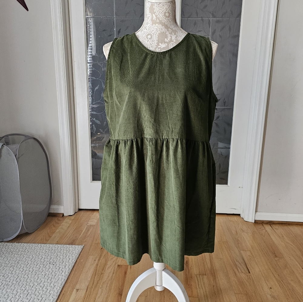 Loopy Mabel's Design Green Sleeveless Pinnafore. Made In England. Size Medium.